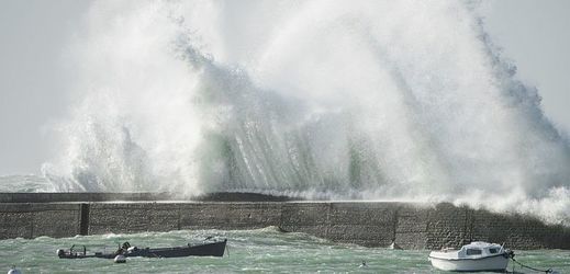 Bouře Zeus připravila o elektřinu kolem 600 tisíc domácností v západních, centrálních a jihovýchodních oblastech Francie.