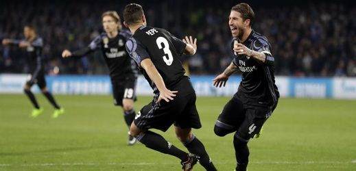 Radující se stoper Realu Madrid Sergio Ramos, který vstřelil Neapoli dva góly. 