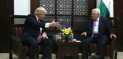 Britský ministr zahraničí Boris Johnson (vlevo) s  palestinským prezidentem Mahmúdem Abbásem (vpravo) během setkání v Ramalláhu. 
