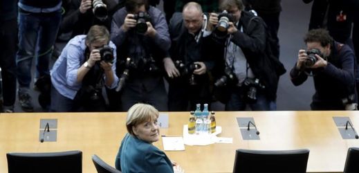 Kancléřka Angela Merkelová vypovídala před vyšetřovací komisí.