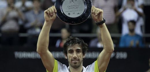 Uruguayský tenista Cuevas zvedl pohár pro vítěze turnaje i díky podání spodem.