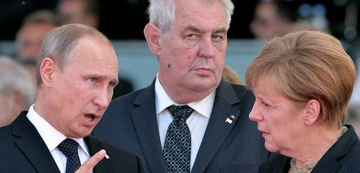Ruský prezident Vladimir Putin, jeho český protějšek Miloš Zeman a německá kancléřka Angela Merkelová při oslavách 70 let od spojeneckého vylodění v Normandii.