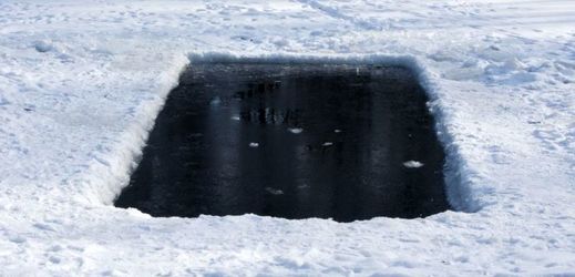 Režisér Milan Vorlíček uvízl pod ledem v přírodním jezírku (ilustrační foto).