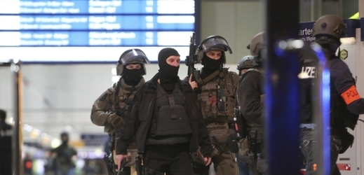 Policie na nádraží v Düsseldorfu.