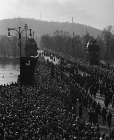 Pohřeb Jana Masaryka 13. března 1948. Smuteční průvod na mostě Legií.