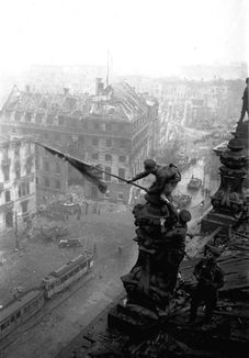 Nejslavnější snímek Chaldeje - vojáci Rudé armády vyvěšující na konci druhé světové války vítěznou vlajku na střeše Říšského sněmu.