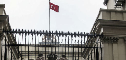 Turecká vlajka nakrátko vlála na nizozemském konzulátu v Istanbulu. 