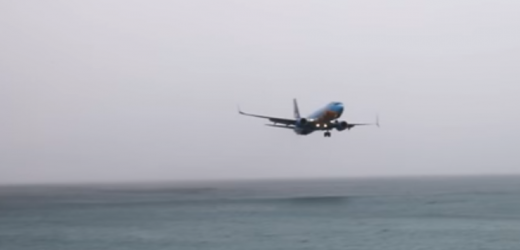 Vteřiny od katastrofy dělilo jedno z letadel přistávajících na známém letišti na ostrově Svatý Martin.