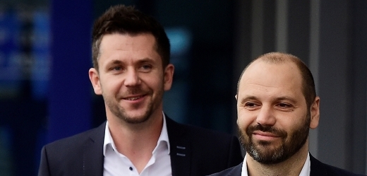 Davidu Holoubkovi (vlevo) s Tomášem Požárem teď už příliš do úsměvu není.
