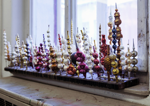 Sklárna v Poniklé nabízí kolem 19 tisíc vzorů skleněných perličkových ozdob.
