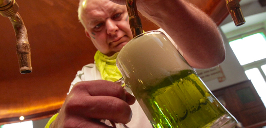 V brněnském pivovaru Starobrno uvařili již tradičně na velikonoční Zelený čtvrtek zelené pivo.