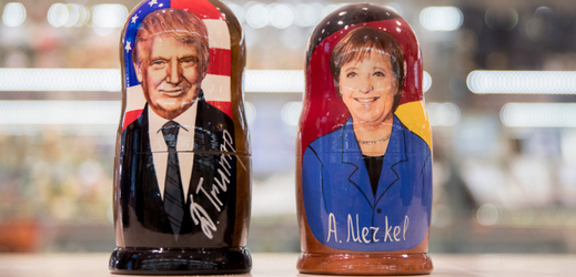 Podobizny německé kancléřky Angely Merkelové a amerického prezidenta Donalda Trumpa na ruských matrjoškách v obchodě se suvenýry v Moskvě.
