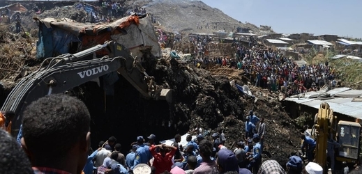 Snímek z místa u Addis Abeby v Etiopii, kde došlo k sesuvu odpadků.