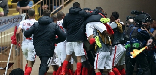 Hráči Monaca se radují z gólu do sítě Manchesteru City.