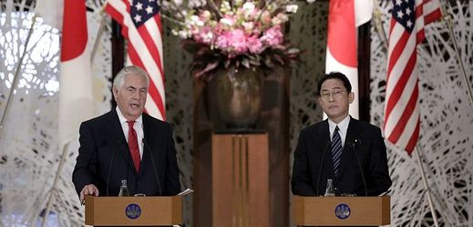 Americký ministr zahraničí Rex Tillerson (vlevo) a jeho japonský protějšek Fumio Kišida.