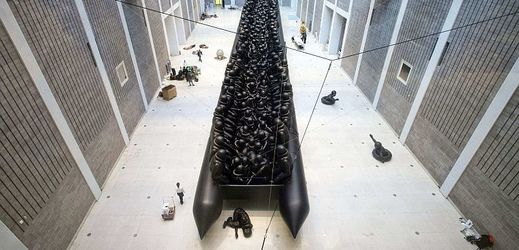 Dílo čínského výtvarníka a aktivisty Aj Wej-weje s názvem Zákon cesty. Má podobu sedmdesátimetrového nafukovacího člunu s nadživotními postavami 258 uprchlíků. 