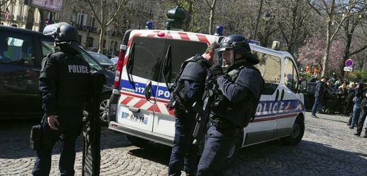 V pobočce v MMF v Paříži vybuchla bomba.