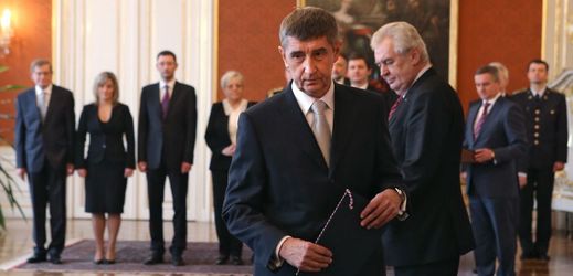Prezident Miloš Zeman při jmenování ministra financí Andreje Babiše do funkce.