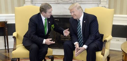 Irský premiér Enda Kenny (vlevo) a Donald Trump.