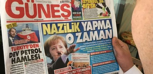 "Nenechte se přesvědčit," hlásá titulek tureckého provládního deníku k fotomontáži.