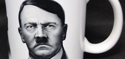 Zemský rabín označil hrnky a trička vyobrazující Hitlera za lumpárnu propagující nacismus. 