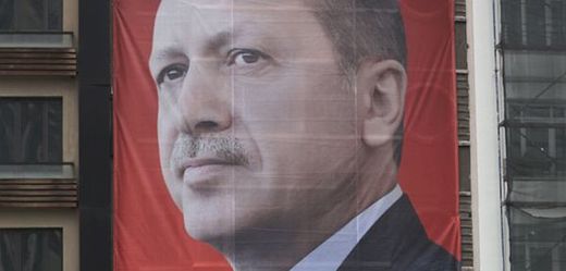 Podobizna tureckého prezidenta Recepa Tayyipa Erdogana na istanbulském náměstí.