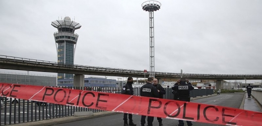 Francouzská policie na místě zásahu před pařížským letištěm.