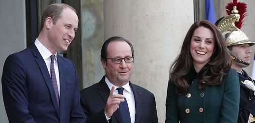 Zleva: Britský princ William, francouzský prezident François Hollande a manželka Williama vévodkyně Kate.