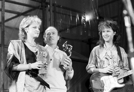 Festival politická píseň v Sokolově - zleva: zpěváci Petra Janů, Petr Janda a Peter Nagy získali cenu Kytara míru. Snímek je z roku 1987.