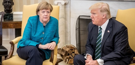Trump označil setkání s Merkelovou za skvělé. Podle výrazů obou politiků při fotografování to ale tak nevypadalo...