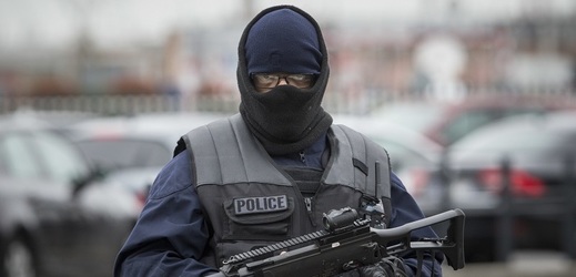 I tyto ozbrojence jste v sobotu mohli vidět na francouzském letišti.