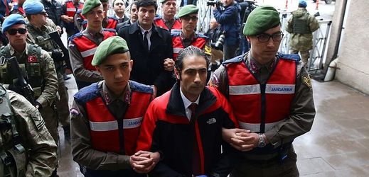Po neúspěšném puči došlo v Turecku k velkému počtu zatčení údajných stoupenců převratu.