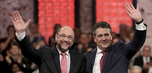 Nastupující předseda německé sociální demokracie Martin Schulz (vlevo) a německý ministr zahraničí  Sigmar Gabriel.