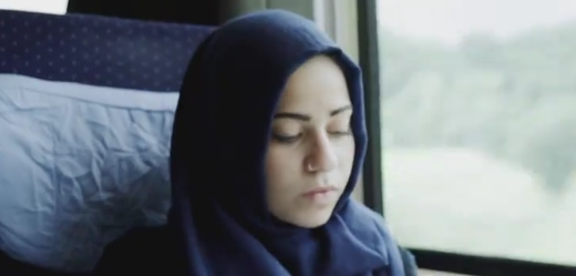 Muslimská dívka vzbuzuje ve svém spolucestujícím zpočátku smíšené pocity.