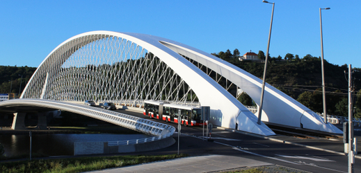 Silniční a tramvajový Trojský most.