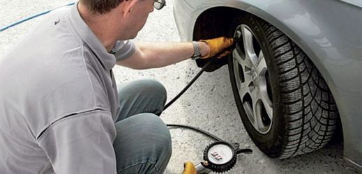 Čeští řidiči podceňují kontrolu tlaku v pneumatikách (ilustrační foto).