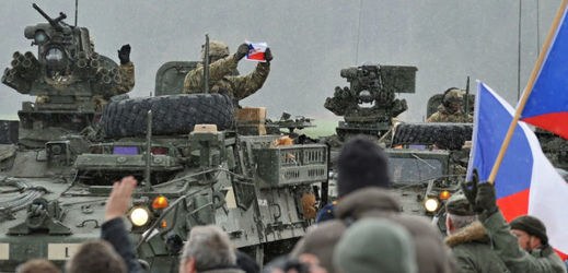 Vítání konvoje amerických vojáků v roce 2015. 