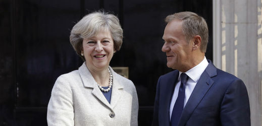 Britská premiérka Theresa Mayová a předseda Evropské rady Donald Tusk. 