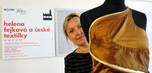 Na snímku výstava módní návrhářky Heleny Fejkové v Muzeu textilu v České Skalici.