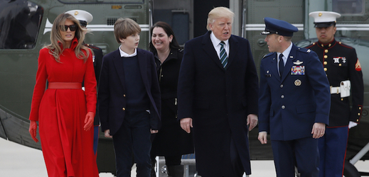 Melania, Barron a Donald Trumpovi s ochrankou.