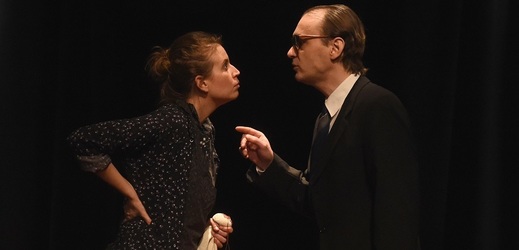 Herci Petra Kocmanová jako Vlastička a Marek Cisovský jako Adolf Eichmann při zkoušce inscenace Slyšení.