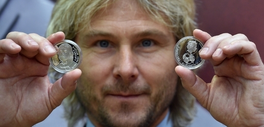 Pavel Nedvěd pózuje s pamětními mincemi, které mu věnovala Česká mincovna.