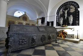 Interiér opravené hrobky rodu Lichtenštejnů, v níž je pohřbeno zhruba 50 členů knížecího rodu. Práce přišly na přibližně 54 milionů korun.