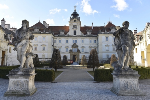Barokní zámek ve Valticích byl po staletí rodovým sídlem Lichtenštejnů, a to až do poválečných konfiskací roku 1945. Dvacet let od zápisu Lednicko-valtického areálu na seznam Světového kulturního dědictví UNESCO přineslo památkám v regionu především investice a zvedla se i návštěvnost.