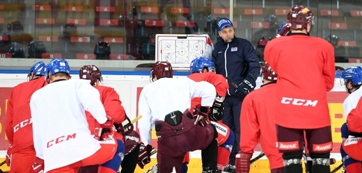 Trenér Josef Jandač hovoří s hráči na tréninku české hokejové reprezentace 21. března v Praze v rámci přípravy před mistrovstvím světa a úvodními zápasy proti Norsku, které budou součástí seriálu Euro Hockey Challenge.