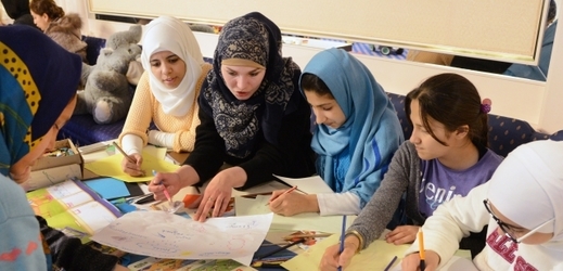 Dívky v uprchlickém centru v Halle nad Sálou, Německo.