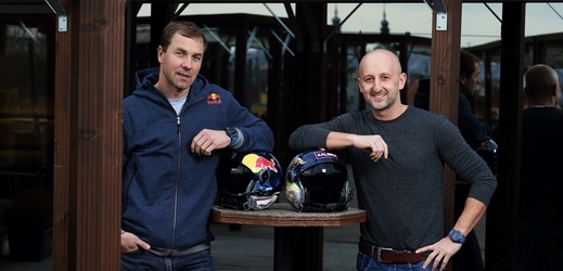 Čeští zástupci v prestižním seriálu Red Bull Air Race - Martin Šonka (vlevo) a Petr Kopfstein.