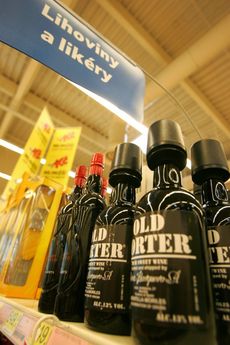 V českých supermarketech je často k dostání značka Old Porter, což je ale španělské víno.
