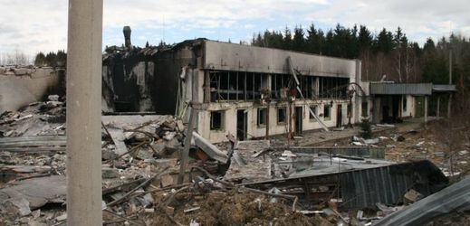 Trosky haly na výrobu munice v areálu Poličských strojíren, kde došlo k výbuchu trhaviny.