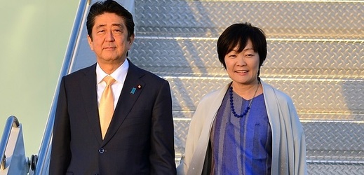 Šinzó Abe s manželkou.